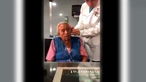 "¿Sí oye?, ¿cómo se siente?", le pregunta el médico
(Foto: Captura de pantalla/Twitter/@CarolinaconC25)
