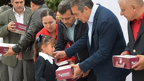 Entrega Raúl Morón calzado a estudiantes de preescolares y primarias