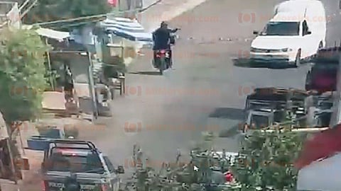 Una camioneta de la Policía Michoacán le cierra el paso a los presuntos delincuentes y dos de ellos bajan de la unidad en la que iban para echarse a correr (Foto: RED113)