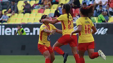 Al filo de lass 16:00 horas comenzó el partido que finalizó a favor de las ‘Rojiamarillas’ (Foto: Twitter @CanariosTv)
