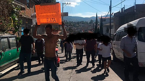 El hombre fue exhibido con una cartulina por las calles de la colonia 
(Foto: Fb/Yez Yez Lizama‎)