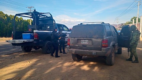 Aseguran en Aguililla una camioneta blindada