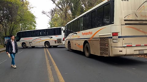 Se ayudaron de camiones de pasajeros que mantienen retenidos (Foto: Cortesía)