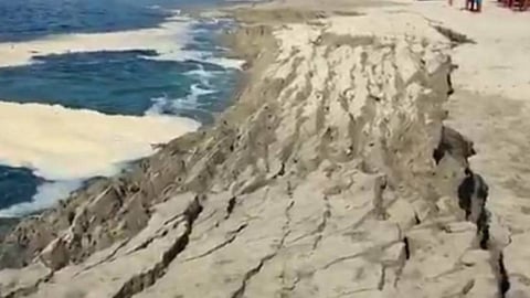 Captan hundimiento de playa en Puerto Escondido (Video)