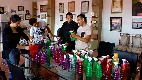 La meta es distribuir 500 sanitizantes para el transporte público (Foto: Sayra Casillas)