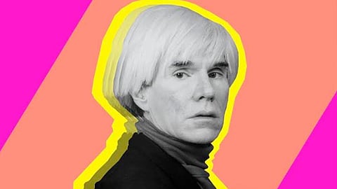 Andy Warhol, artista estadounidense que retrató la sociedad de consumo, el capitalismo y la posguerra de los años 60, por medio del Arte Pop (Foto twitter @ElisaQuei) 