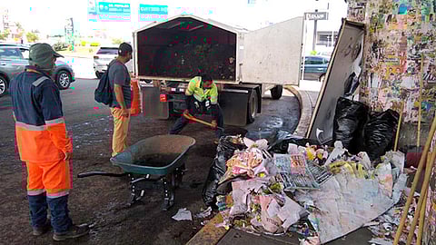 Se llevo a cabo el barrido de la plancha en Plaza Morelos, así como en el tramo de Acueducto a Ventura Puente hacía el Monumento a la calle Constructores (Foto Cortesía) 