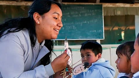 Los educadores acuden a regiones marginadas y distribuyen cuadernillos de trabajo (Foto ilustrativa: Conafe)