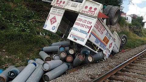 La camioneta terminó volcada a la orilla de las vías del tren (Foto: RED-113)