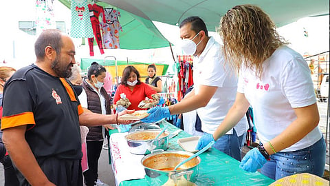 Alimentos sanos y calientes, se entregaron a comerciantes, tianguistas, jefas de familia, músicos y a decenas de familias de las colonias con más alto grado de marginación (Foto: cortesía)