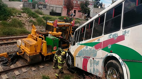 Uno de los camiones fue proyectado a un desnivel ubicado junto a las
vías del tren (Foto: RED-113)