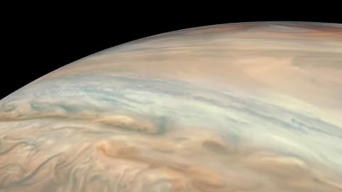 Kevin M. Gill creó el video a partir de imágenes recolectadas por la nave espacial (Fotograma/YT/NASAJuno)