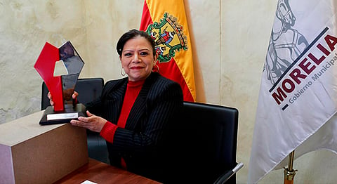 La tesorera municipal, María de los Remedios López Moreno, fue la encargada de recibir dicho reconocimiento (Foto Cortesía) 