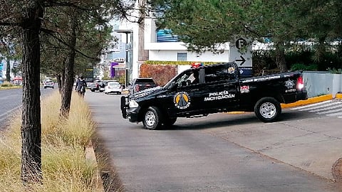 Los patrulleros colocaron una intensa vigilancia al exterior del nosocomio donde está internada la menor (Foto: RED-113)
