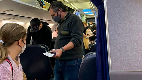 El legislador de 50 años de edad emitió un comunicado en el que explicó que pese a su viaje nunca dejó sus responsabilidades a un lado (Foto Twitter: @DavidShuster)