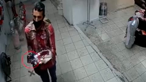 Las cámaras de seguridad captaron el momento cuando el ahora llamado #LordVibrador se  roba un dildo (Fotograma: TV Guanajuato Canal 8)