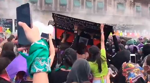Policías arribaron al lugar para resguardar el edificio (Fotograma: @UnoTV)