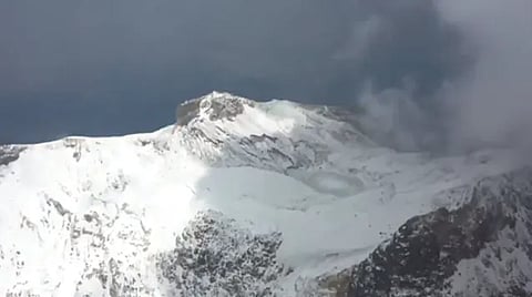 Investigadores subieron a la montaña hasta donde estaba el glaciar para colocar una placa de acero (Foto: UNAM)