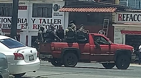 En las imágenes se aprecian algunas camionetas que están estacionadas con gente encima; usan chalecos antibalas, gorros, lentes y ropa verde, algunos (Foto: Cortesía)