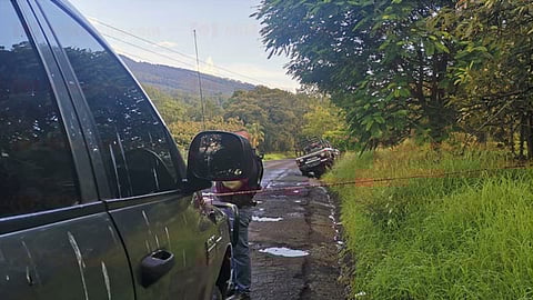 La unidad quedó en un bordo de tierra, cerca del enmallado de otra huerta, y el joven bocabajo en el asiento (Foto: red-113)