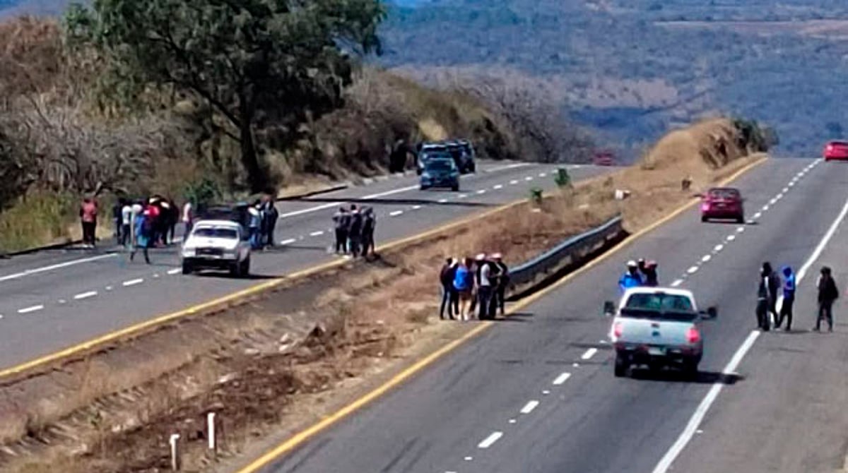 Regresan normalistas de “Tiri” a botear