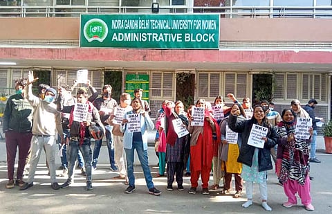 A day-long protest was staged by the sanitation workers of IGDTUW Delhi on February 14. They charged the university administration of casteism against their Dalit workers / Photo : Twitter