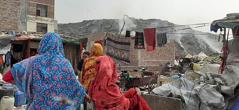 पश्चिम बंगाल से आया परिवार जो कूड़ा बीनने का काम करता है [फोटो- पूनम मसीह, द मूकनायक]