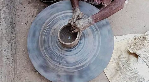 फिरोज द्वारा चाक पर बनाए जा रहे मिट्टी के बर्तन [फोटो- अजरुद्दीन, द मूकनायक]