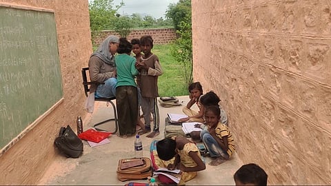 राजस्थानः बाधा बन रही शिक्षक व कक्षा कक्षों की कमी, एक कमरे में लगती हैं दो क्लास!