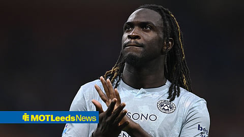 Oumar Solet applauding fans in Udinese away strip