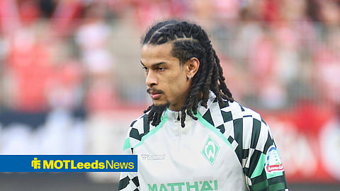 Isaac Schmidt warming up for Werder Bremen