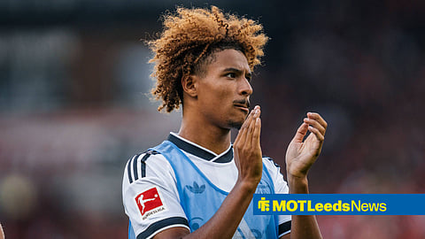 Jean-Matteo Bahoya applauding Frankfurt fans