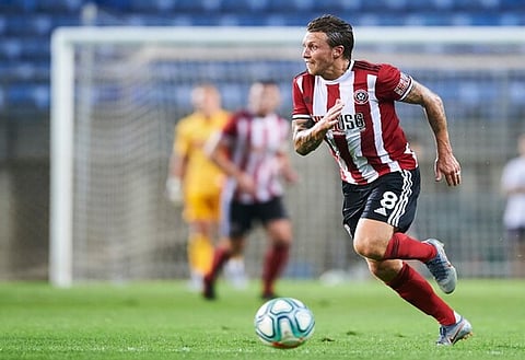 Leeds plot unexpected swoop to sign £10,000-a-wk PL midfielder - report