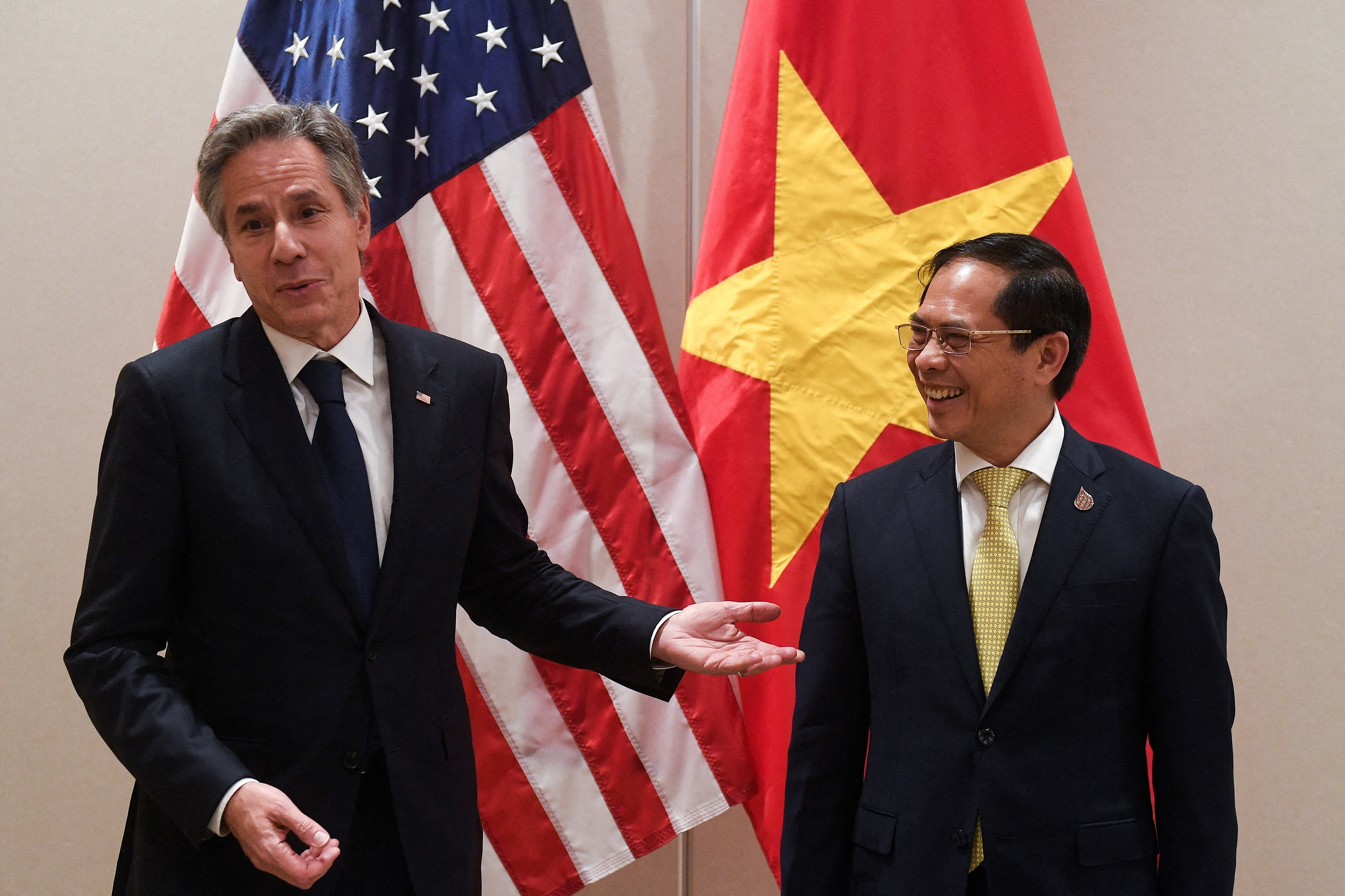 FILE PHOTO: U.S. State Secretary Antony Blinken meets with Vietnamese Foreign Minister Bui Thanh Son on the sidelines of APEC summit, in Bangkok, Thailand November 17, 2022. 