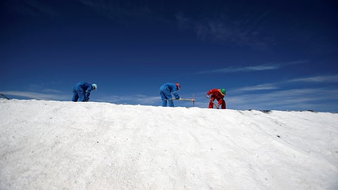 FILE PHOTO: Laborers work at a lithium plant on the Atacama salt flat in the Atacama desert of northern Chile January 8, 2013. Picture taken January 8, 2013. 
