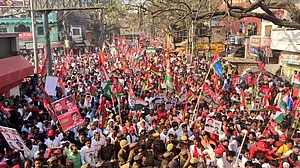 

SP-Cong workers take ‘Phir Se Akhilesh’ message across Varanasi