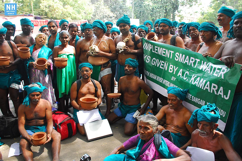 Dramatic protest by Tamil Nadu farmers at Jantar Mantar, Delhi