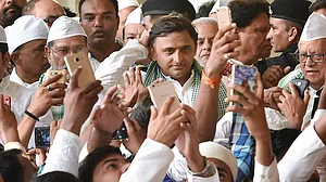Thaw eludes Mulayam, Akhilesh relationship in Iftar too