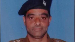 Police officer lynched outside mosque in Srinagar