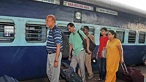 Tourists leave Darjeeling following fresh stir for Gorkhaland