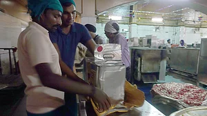 Protesting Tamil farmers’ food comes from Delhi Gurudwara
