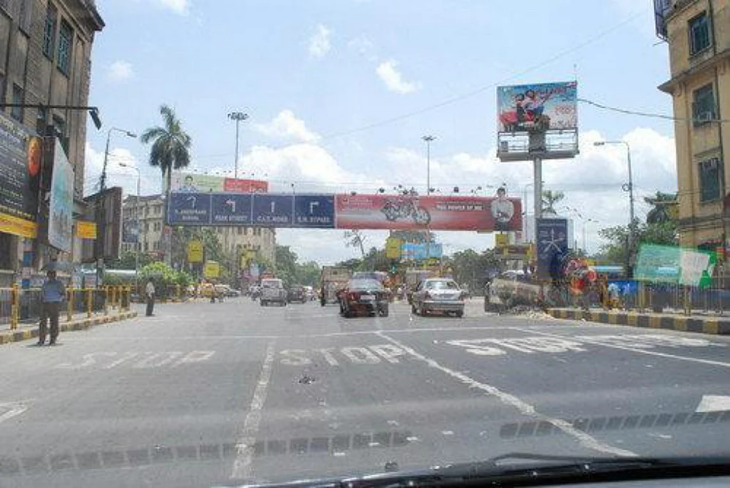 Right-wing portal trips on Suhrawardy Avenue in Kolkata