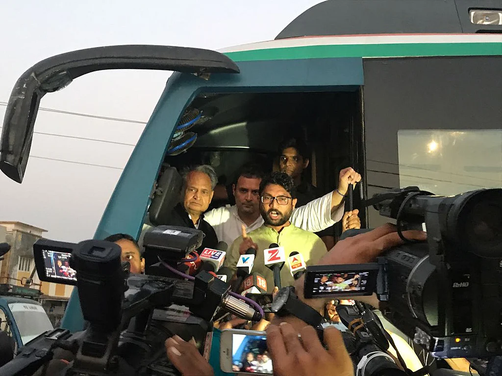 Mevani meets Rahul, both leaders vow to defeat “anti-people” BJP