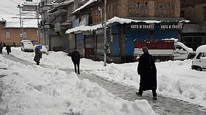 Snowfall ends Kashmir’s dry spell, business picks up