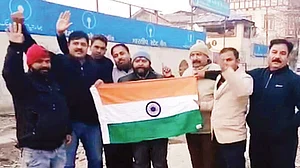 Aaditya Thackeray blasts the BJP over Sainiks’ hoisting flag in Srinagar