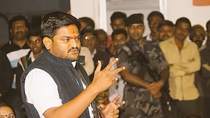 Hardik asks sulking Gujarat Deputy CM to quit, join Congress