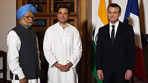 Rahul discusses fake news with Macron