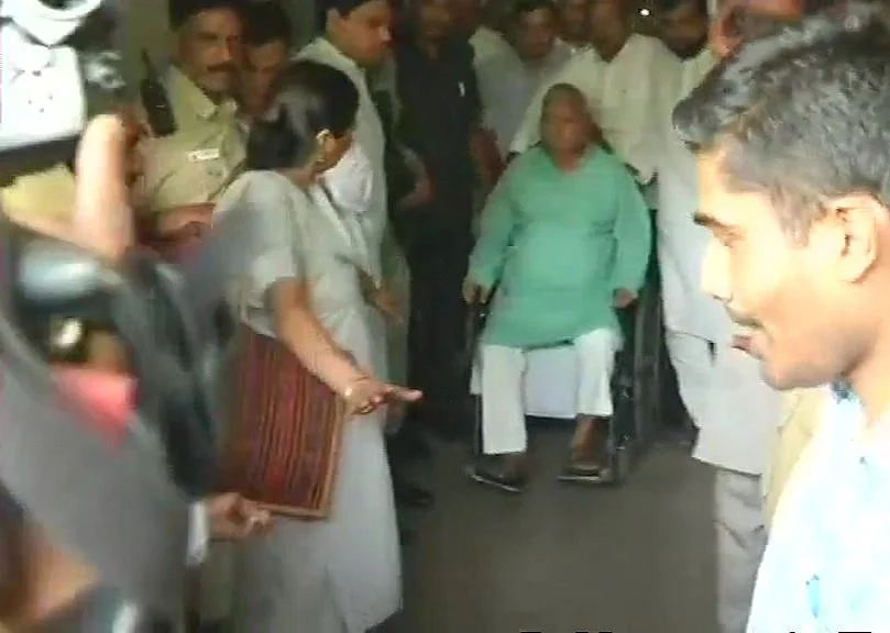 Lalu’s health worsens on train to Ranchi; doctors called in at Kanpur