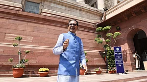 Narmada protest yatra scrapped by  godmen after Shivraj gives them MoS status