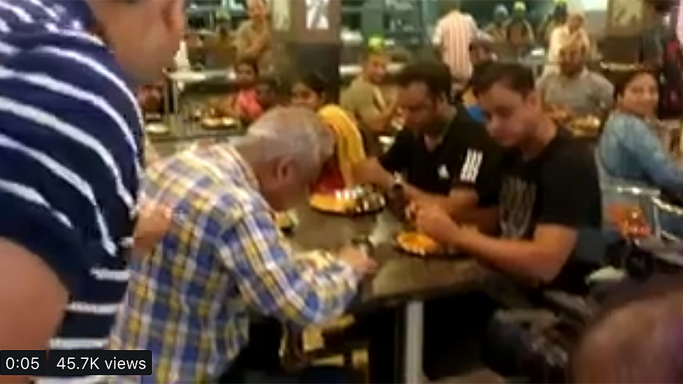 Grab from a video posted on Twitter by user @girishalva showing aggressive fans of PM Narendra Modi heckling senior TV journalist Rajdeep Sardesai at a Bengaluru eatery on Monday